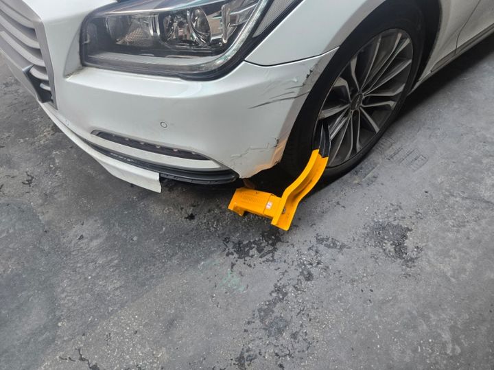[서울=뉴시스] 지난 18일 서울 도봉구의 한 체납 차량 바퀴에 강제 장치인 자동차 자물쇠가 설치돼 있다. (사진=도봉구 제공) 2026.08.18. photo@newsis.com *재판매 및 DB 금지