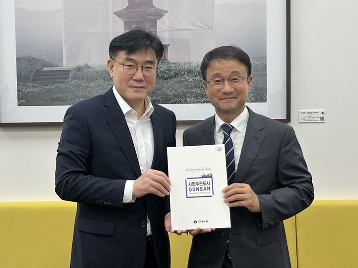 김재준 군산시장(왼쪽)이 21일 국회를 방문해 한병도 민주당 원내대표를 만나 지역 핵심사업을 설명하고 국비 확보 활동 지원을 요청했다. (사진=군산시 제공) *재판매 및 DB 금지