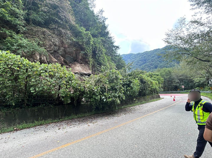 [전남광주=뉴시스] 21일 오전 10시58분께 전남 담양군 용면 용연리의 한 도로 옆 급경사지에서 낙석 사고가 발생했다. (사진=독자 제공) 2026.08.21. photo@newis.com *재판매 및 DB 금지