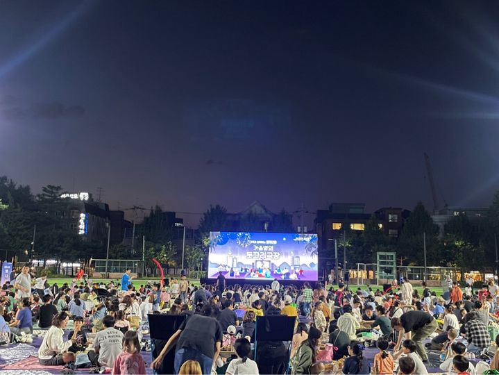[서울=뉴시스] 지난해 열린 '가을밤의 돗자리 극장'에서 주민들이 대형 화면 앞에 돗자리를 펴고 앉아 있다. (사진=서초구 제공) photo@newsis.com *재판매 및 DB 금지