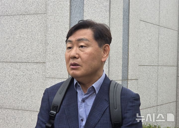 [전주=뉴시스] 강경호 기자 = 공직선거법 위반(허위사실 공표) 등 혐의로 21일 전북 전주시 전북경찰청에서 경찰 조사를 받고 나온 김관영 전 전북특별자치도지사가 취재진들의 질문에 답하고 있다. 2026.08.21. lukekang@newsis.com