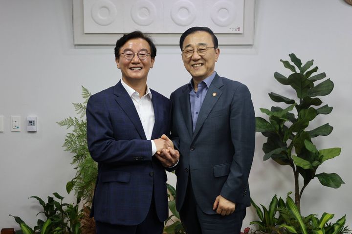 [부산=뉴시스] 전재수 부산시장이 21일 김윤덕 국토교통부 장관을 만나 정부의 공공기관 2차 이전과 관련, 성장 잠재력이 높은 거점 도시에 집중 이전하는 방식을 건의했다. (사진=부산시 제공) 2026.08.21. photo@newsis.com *재판매 및 DB 금지