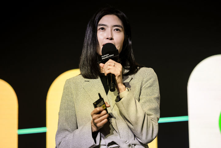 [서울=뉴시스] 정병혁 기자 = 정신아 카카오 대표가 4일 서울 중구 플라자호텔에서 열린 카카오 기자간담회에서 발표를 하고 있다. 2025.02.04. jhope@newsis.com *재판매 및 DB 금지