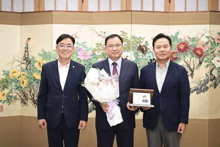 [문경=뉴시스] 문경시 홍보대사 위촉식 후 기념사진을 찍고 있다. 왼쪽부터 서정식 문경시의회 의장, 박강섭 서울관광재단 이사장, 김학홍 문경시장. (사진=문경시 제공) 2026.08.21. photo@newsis.com *재판매 및 DB 금지