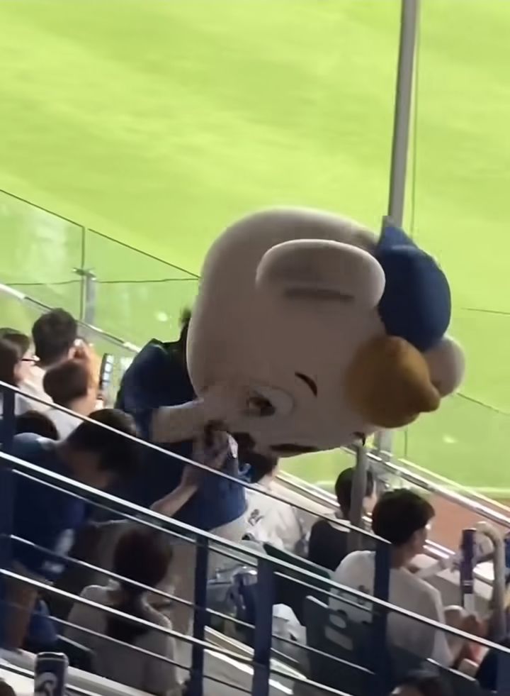 [서울=뉴시스] 야구장 관중이 삼성 라이온즈 마스코트 '라온이'를 뒤에서 강하게 내리치는 모습이 담긴 영상이 확산하며 논란이 일었다. (사진='hzziio' 스레드 계정 캡처)