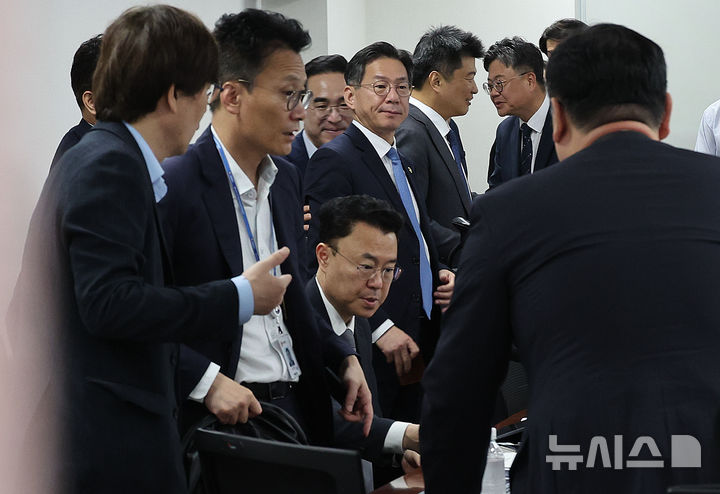 [서울=뉴시스] 최진석 기자 = 박홍근 기획예산처 장관이 21일 여의도 국회 의원회관에서 열린 반도체 호황 등 추가 세수를 바탕으로 한 미래대응기금 조성 관련 당정협의에 참석하고 있다. 2026.08.21. myjs@newsis.com