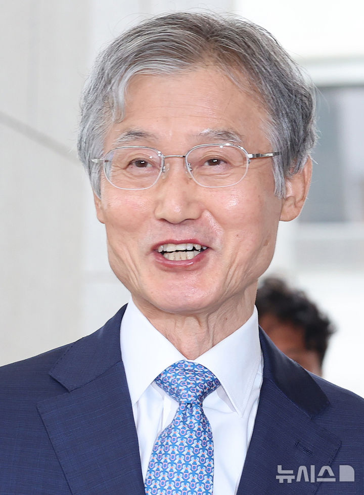 [서울=뉴시스] 조성우 기자 = 조희대 대법원장이 21일 오전 서울 서초구 대법원으로 출근하고 있다. 2026.08.21. xconfind@newsis.com