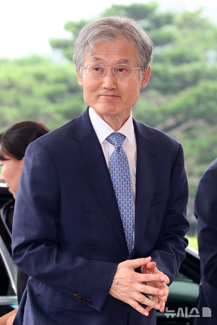 [서울=뉴시스] 조성우 기자 = 조희대 대법원장이 21일 오전 서울 서초구 대법원으로 출근하고 있다. 2026.08.21. xconfind@newsis.com