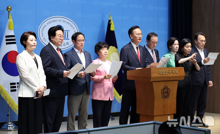 [서울=뉴시스] 최진석 기자 = 국회 예산결산특별위원회 야당 간사인 유상범 의원을 비롯한 국민의힘 예결위 소속 의원들이 21일 여의도 국회 소통관에서 2025회계연도 결산심사 관련 기자회견을 하고 있다. 2026.08.21. myjs@newsis.com