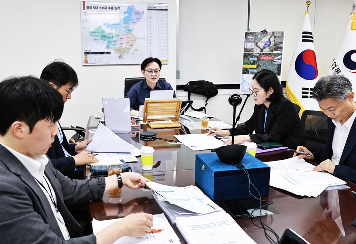 [서울=뉴시스] 김정관 산업통상부 장관이 21일 서울 종로구 정부서울청사에서 '대중(對中) 소비재 수출 점검회의'를 주재하고 있다. (사진=산업통상부 제공) 2026.08.21. photo@newsis.com *재판매 및 DB 금지