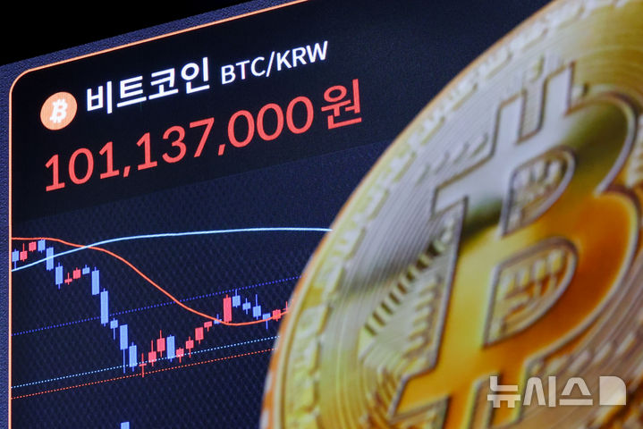 [서울=뉴시스] 황준선 기자 = 비트코인 가격이 1억을 넘긴 21일 오전 서울 서초구 빗썸 라운지 강남 전광판에 비트코인 시세가 표시돼 있다. 2026.08.21. hwang@newsis.com