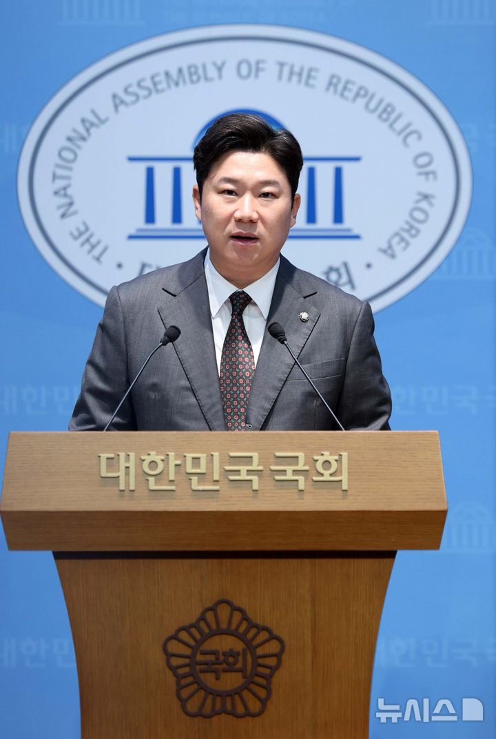 [서울=뉴시스] 고범준 기자 = 진종오 국민의힘 의원이 21일 서울 여의도 국회 소통관에서 현안 관련 기자회견을 하고 있다. 2026.08.21. bjko@newsis.com