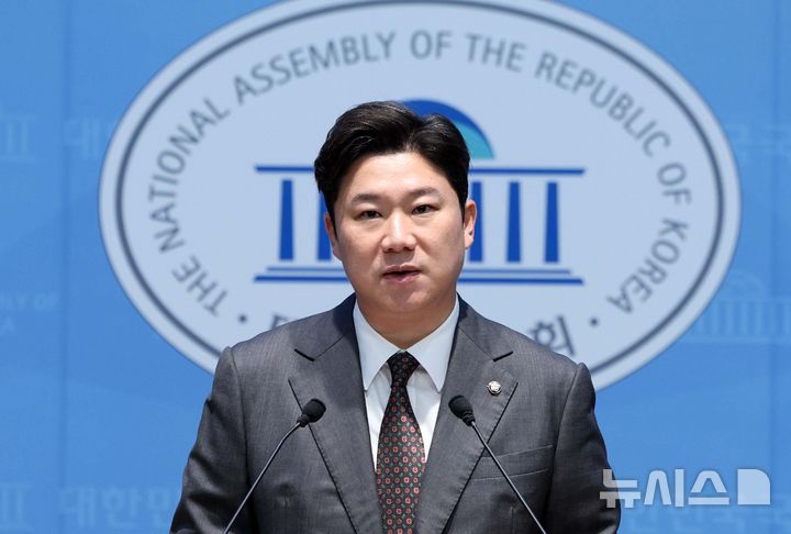 [서울=뉴시스] 고범준 기자 = 진종오 국민의힘 의원이 21일 서울 여의도 국회 소통관에서 현안 관련 기자회견을 하고 있다. 2026.08.21. bjko@newsis.com