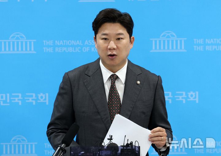 [서울=뉴시스] 고범준 기자 = 진종오 국민의힘 의원이 21일 서울 여의도 국회 소통관에서 현안 관련 기자회견을 마치고 취재진 질문에 답하고 있다. 2026.08.21. bjko@newsis.com