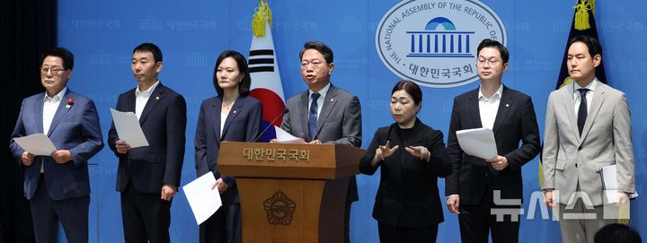 [서울=뉴시스] 고범준 기자 = 더불어민주당, 조국혁신당, 진보당 법사위원들이 21일 서울 여의도 국회 소통관에서 조희대 대법원장 사퇴를 촉구하는 기자회견을 하고 있다. 2026.08.21. bjko@newsis.com
