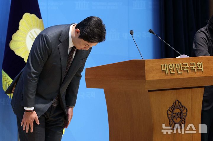 [서울=뉴시스] 고범준 기자 = 진종오 국민의힘 의원이 21일 서울 여의도 국회 소통관에서 현안 관련 기자회견을 마치고 인사하고 있다. 2026.08.21. bjko@newsis.com