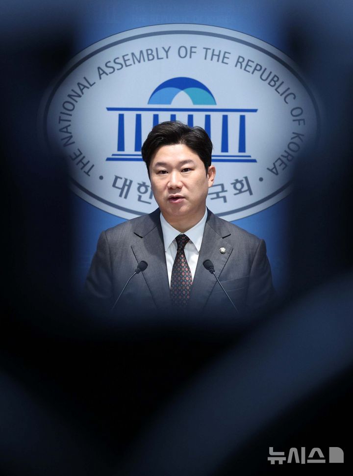 [서울=뉴시스] 고범준 기자 = 진종오 국민의힘 의원이 21일 서울 여의도 국회 소통관에서 현안 관련 기자회견을 하고 있다. 2026.08.21. bjko@newsis.com