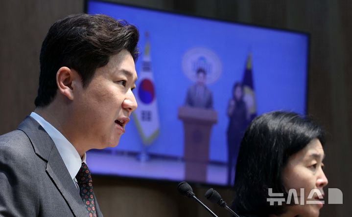 [서울=뉴시스] 고범준 기자 = 진종오 국민의힘 의원이 21일 서울 여의도 국회 소통관에서 현안 관련 기자회견을 하고 있다. 2026.08.21. bjko@newsis.com