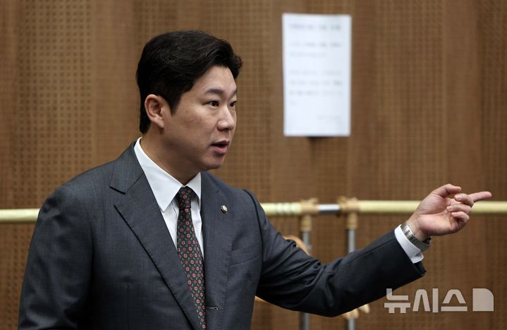 [서울=뉴시스] 고범준 기자 = 진종오 국민의힘 의원이 21일 서울 여의도 국회 소통관에서 현안 관련 기자회견 준비를 하고 있다. 2026.08.21. bjko@newsis.com