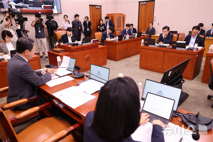 [서울=뉴시스] 최진석 기자 = 서영교 국회 법제사법위원회 위원장이 21일 여의도 국회에서 열린 법제사법위원회 전체회의를 주재하고 있다. 2026.08.21. myjs@newsis.com