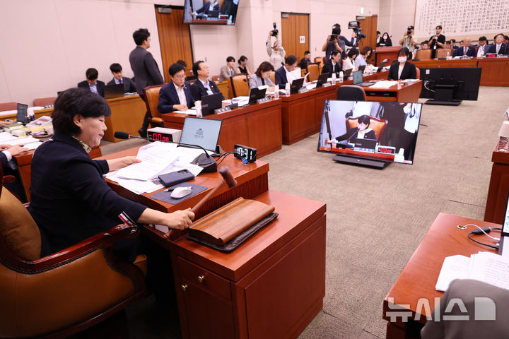 [서울=뉴시스] 최진석 기자 = 서영교 국회 법제사법위원회 위원장이 21일 여의도 국회에서 열린 법제사법위원회 전체회의를 주재하고 있다. 2026.08.21. myjs@newsis.com