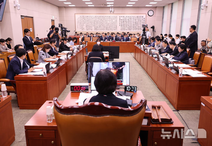 [서울=뉴시스] 최진석 기자 = 21일 여의도 국회에서 법제사법위원회 전체회의가 열리고 있다. 2026.08.21. myjs@newsis.com