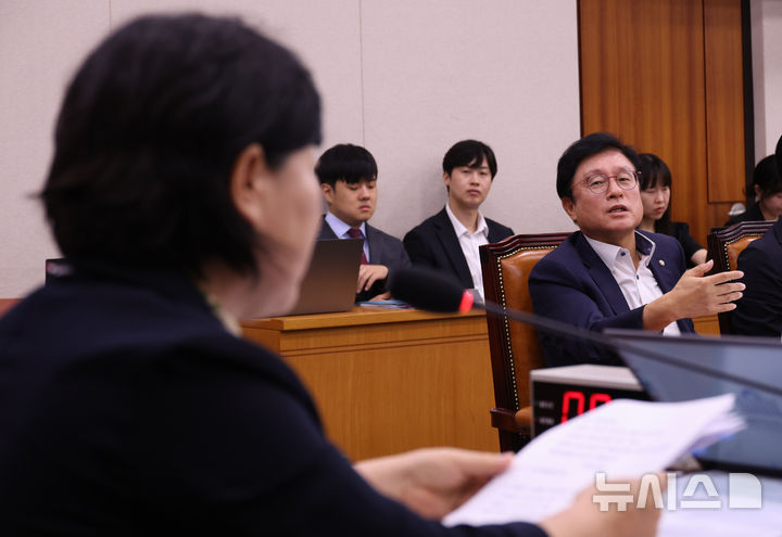 [서울=뉴시스] 최진석 기자 = 국회 법제사법위원회 야당 간사인 박형수(오른쪽) 국민의힘 의원이 21일 여의도 국회에서 열린 법제사법위원회 전체회의에서 서영교 법사위원장에게 의사진행 발언 관련 항의를 하고 있다. 2026.08.21. myjs@newsis.com