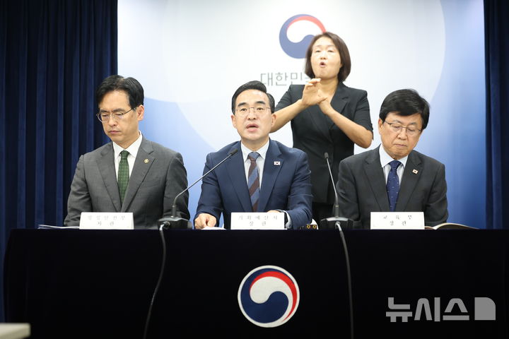[서울=뉴시스] 김선웅 기자 = 박홍근 기획예산처 장관이 21일 서울 종로구 정부서울청사에서 제1차 재정운용전략협의회 관계부처 합동 브리핑을 하고 있다. 왼쪽부터 김민재 행정안전부 차관, 박 장관, 최교진 교육부 장관. 2026.08.21. mangusta@newsis.com