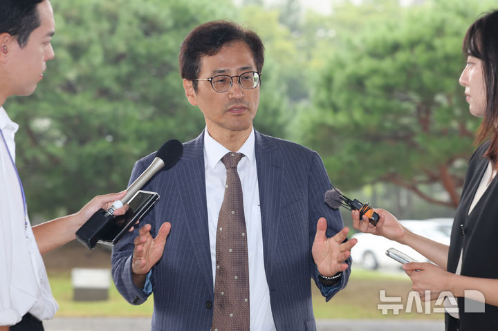 [서울=뉴시스] 조성우 기자 = '6·3 지방선거 투표용지 부족 사태' 등 중앙선거관리위원회 관련 의혹을 수사하는 이태한 특별검사가 지난 21일 서울 서초구 대검찰청에서 박규형 기조부장을 면담하기에 앞서 취재진 질문에 답변하고 있다. 특검팀은 24일 임시 사무실을 차리고 본격 업무를 개시한다. 2026.08.24. xconfind@newsis.com