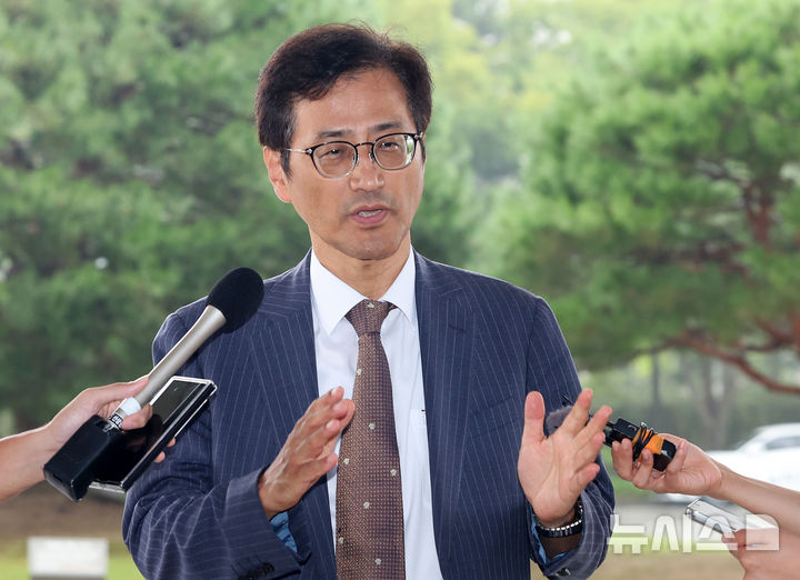 [서울=뉴시스] 조성우 기자 = '6·3 지방선거 투표용지 부족 사태' 등 중앙선거관리위원회 관련 의혹을 수사하는 이태한 특별검사가 21일 서울 서초구 대검찰청에서 박규형 기조부장을 면담하기에 앞서 취재진 질문에 답변하고 있다. 2026.08.21. xconfind@newsis.com