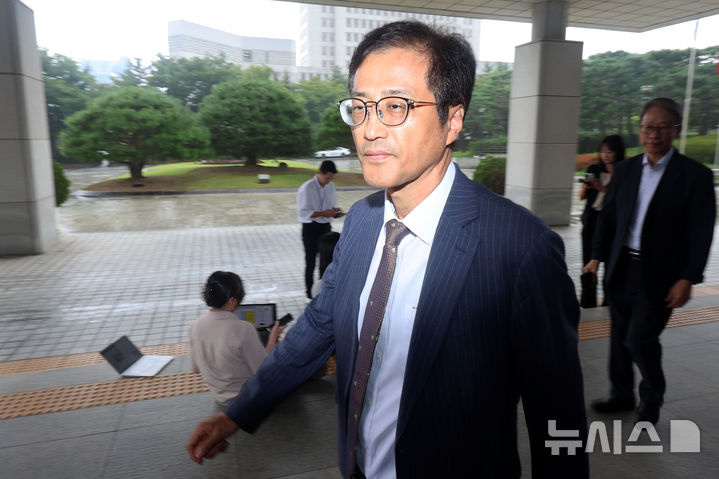 [서울=뉴시스] 조성우 기자 = '6·3 지방선거 투표용지 부족 사태' 등 중앙선거관리위원회 관련 의혹을 수사하는 이태한 특별검사가 21일 서울 서초구 대검찰청에서 박규형 기조부장을 면담하기 위해 들어서고 있다. 2026.08.21. xconfind@newsis.com