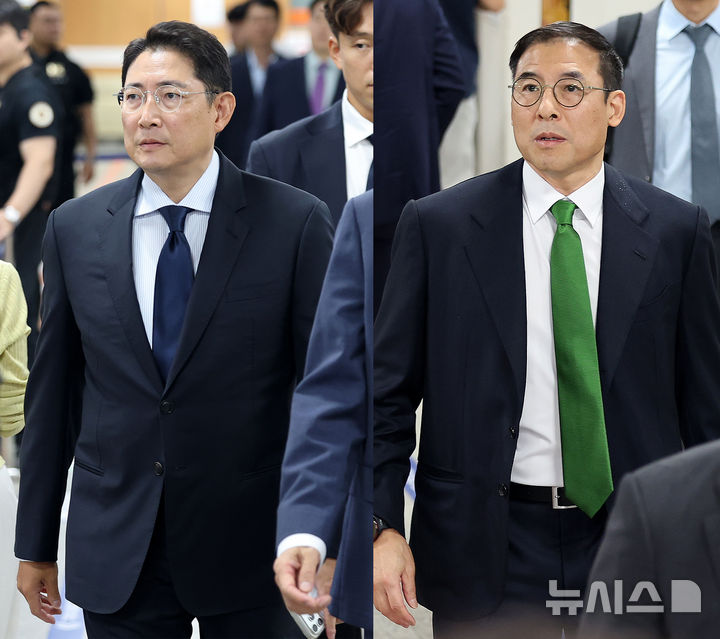 [서울=뉴시스] 조성우 기자 = 조현문(오른쪽) 전 효성 부사장 '강요미수' 혐의 관련 공판이 열린 21일 서울 서초구 서울중앙지방법원에서 조현준(왼쪽) 효성그룹 회장이 공판에 증인 출석하고 있다. 2026.08.21. xconfind@newsis.com