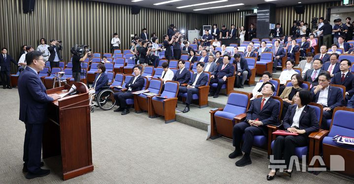 [서울=뉴시스] 고범준 기자 = 정점식 국민의힘 원내대표가 21일 서울 여의도 국회에서 열린 의원총회에서 발언하고 있다. 2026.08.21. bjko@newsis.com