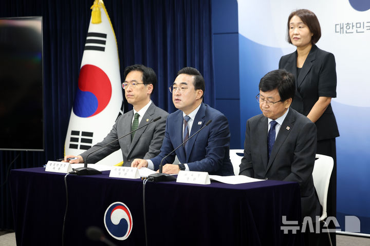 [서울=뉴시스] 김선웅 기자 = 박홍근 기획예산처 장관이 21일 서울 종로구 정부서울청사에서 제1차 재정운용전략협의회 관계부처 합동 브리핑을 열고 지방교육재정교부금 개편 내용을 설명하고 있다. 왼쪽부터 김민재 행정안전부 차관, 박 장관, 최교진 교육부 장관. 2026.08.21. mangusta@newsis.com