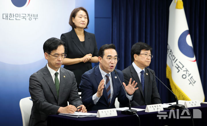 [서울=뉴시스] 김선웅 기자 = 박홍근 기획예산처 장관이 21일 서울 종로구 정부서울청사에서 제1차 재정운용전략협의회 관계부처 합동 브리핑을 열고 지방교육재정교부금 개편 내용을 설명하고 있다. 왼쪽부터 김민재 행정안전부 차관, 박 장관, 최교진 교육부 장관. 2026.08.21. mangusta@newsis.com