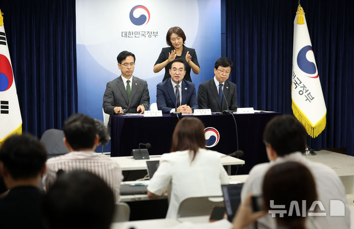 [서울=뉴시스] 김선웅 기자 = 박홍근 기획예산처 장관이 21일 서울 종로구 정부서울청사에서 제1차 재정운용전략협의회 관계부처 합동 브리핑을 열고 지방교육재정교부금 개편 내용을 설명하고 있다. 왼쪽부터 김민재 행정안전부 차관, 박 장관, 최교진 교육부 장관. 2026.08.21. mangusta@newsis.com