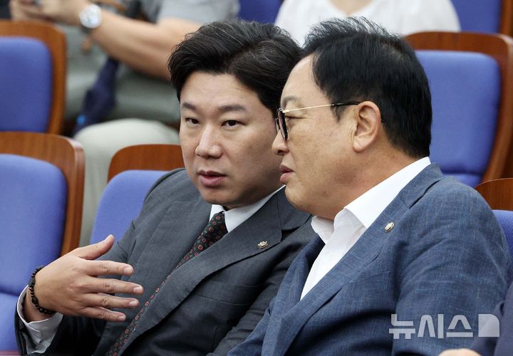 [서울=뉴시스] 고범준 기자 = 진종오(왼쪽) 국민의힘 의원과 김선교 의원이 21일 서울 여의도 국회에서 열린 의원총회에서 대화를 하고 있다. 2026.08.21. bjko@newsis.com