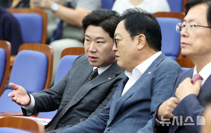 [서울=뉴시스] 고범준 기자 = 진종오(왼쪽) 국민의힘 의원과 김선교 의원이 21일 서울 여의도 국회에서 열린 의원총회에서 대화를 하고 있다. 2026.08.21. bjko@newsis.com