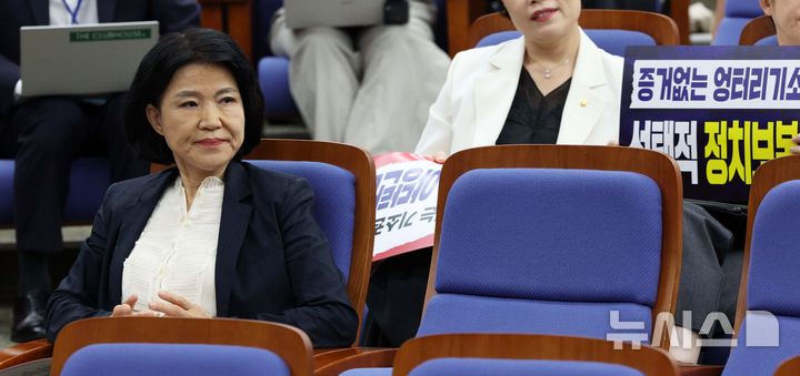 [서울=뉴시스] 고범준 기자 = 이진숙 국민의힘 의원이 지난 21일 서울 여의도 국회에서 열린 의원총회에 참석해 자리하고 있다. 2026.08.21. bjko@newsis.com
