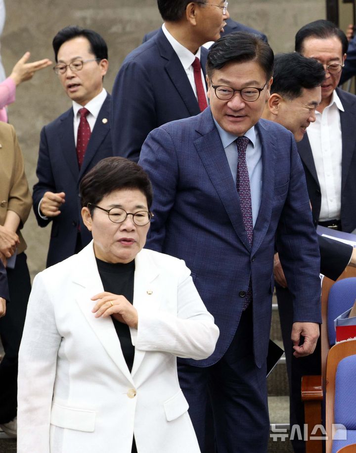[서울=뉴시스] 고범준 기자 = 정점식 국민의힘 원내대표와 임이자 정책위의장이 21일 서울 여의도 국회에서 열린 의원총회에 참석하고 있다. 2026.08.21. bjko@newsis.com