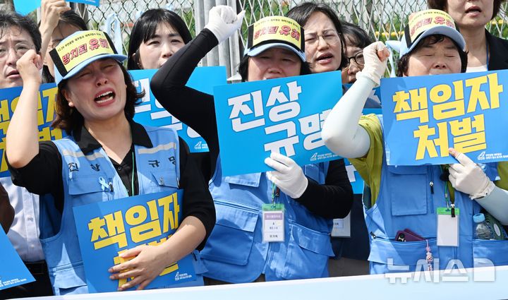 [무안=뉴시스] 이현행 기자 = 12·29무안공항 제주항공 여객기 참사 유가족협의회와 지역 시민사회가 21일 오전 전남광주통합특별시 무안군 무안국제공항에서 '참사 600일, 국가 방임 규탄' 기자회견을 열고 울분을 토하고 있다. 2026.08.21. lhh@newsis.com