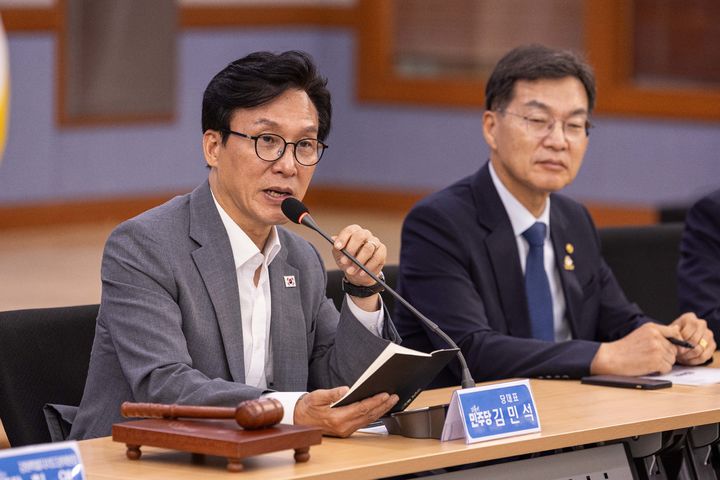 [서울=뉴시스] 고범준 기자 = 김민석 더불어민주당 대표가 21일 강원 강릉시 강릉시청 대회의실에서 열린 최고위원회의에서 발언하고 있다. (사진=더불어민주당 제공) 2026.08.21. photo@newsis.com *재판매 및 DB 금지