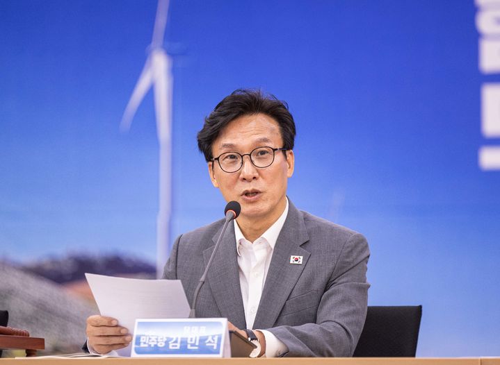 [서울=뉴시스] 고범준 기자 = 김민석 더불어민주당 대표가 지난 21일 강원 강릉시 강릉시청 대회의실에서 열린 최고위원회의에서 발언하고 있다. (사진=더불어민주당 제공) 2026.08.21. photo@newsis.com *재판매 및 DB 금지