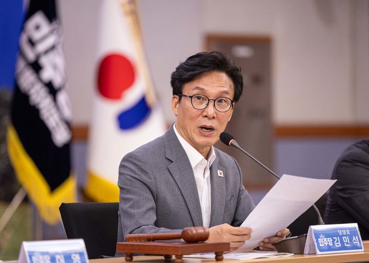 [서울=뉴시스] 고범준 기자 = 김민석 더불어민주당 대표가 21일 강원 강릉시 강릉시청 대회의실에서 열린 최고위원회의에서 발언하고 있다. (사진=더불어민주당 제공) 2026.08.21. photo@newsis.com *재판매 및 DB 금지