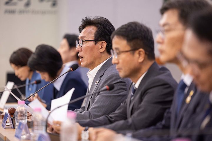 [서울=뉴시스] 고범준 기자 = 김민석 더불어민주당 대표가 지난 21일 강원 강릉시 강릉시청 대회의실에서 열린 최고위원회의에서 발언하고 있다. (사진=더불어민주당 제공) 2026.08.21. photo@newsis.com *재판매 및 DB 금지