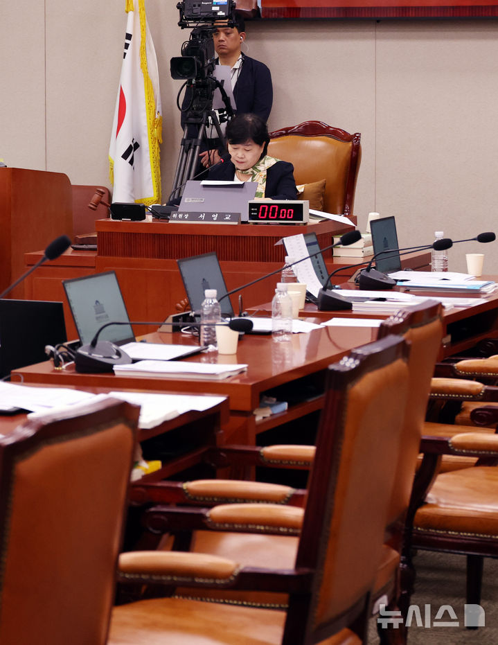 [서울=뉴시스] 최진석 기자 = 서영교 법제사법위원회 위원장이 21일 여의도 국회 법제사법위원 전체회의에서 조희대 대법원장에 대한 증인 출석 요구의 건을 처리하고 있다. 2026.08.21. myjs@newsis.com