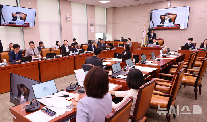 [서울=뉴시스] 최진석 기자 = 21일 여의도 국회 법제사법위원 전체회의에서 퇴장한 국민의힘 의원들의 자리(오른쪽)가 보이고 있다. 2026.08.21. myjs@newsis.com