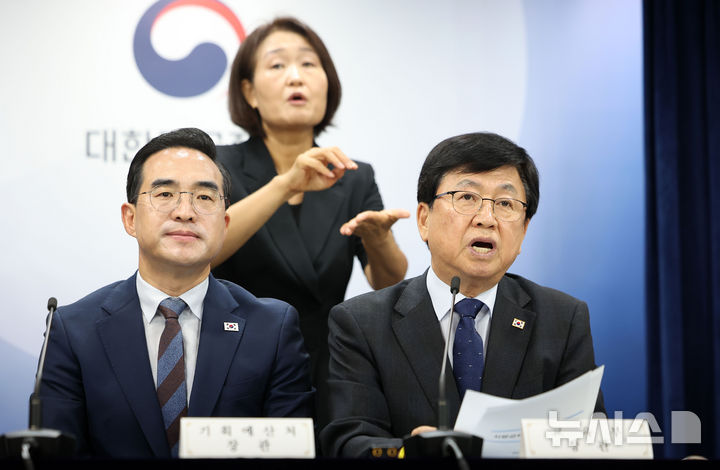 [서울=뉴시스] 김선웅 기자 = 최교진 교육부 장관이 21일 서울 종로구 정부서울청사에서 제1차 재정운용전략협의회 관계부처 합동 브리핑을 열고 지방교육재정교부금 개편 내용을 설명하고 있다. 왼쪽은 박홍근 기획예산처 장관. 2026.08.21. mangusta@newsis.com