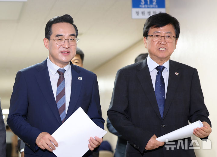 [서울=뉴시스] 김선웅 기자 = 박홍근 기획예산처 장관·최교진 교육부 장관이 21일 서울 종로구 정부서울청사에서 제1차 재정운용전략협의회 지방교육재정교부금 개편 관계부처 합동 브리핑을 하기 위해 브리핑실로 입장하고 있다. 2026.08.21. mangusta@newsis.com