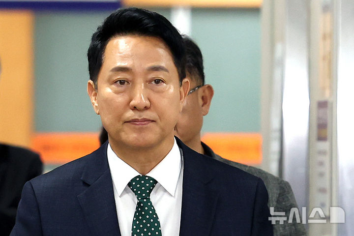 [서울=뉴시스] 조성우 기자 = 오세훈 서울시장이 21일 서울 서초구 서울고등법원에서 열린 여론조사비 대납 의혹 관련 항소심 1차 공판에 출석하고 있다. 2026.08.21. xconfind@newsis.com
